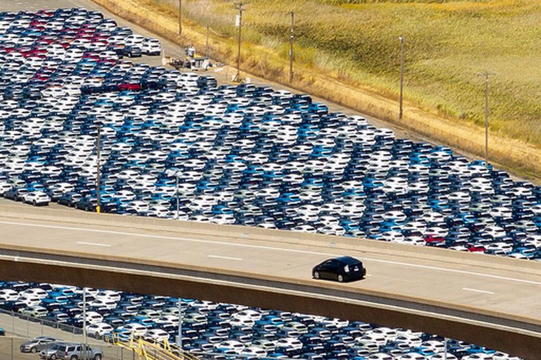 Varios autos nuevos en un estacionamiento del Puerto de Benicia, en Benicia, California, el viernes 8 de agosto de 2025. (AP Foto/Noah Berger)