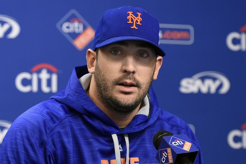 ARCHIV0 - Foto del 6 de octubre del 2015, el lanzador Matt Harvey de los Mets de Nueva York en conferencia de prensa. El viernes 5 d mayo del 2023, Harvey anuncia su retiro. (AP Foto/Kathy Kmonicek, Archivo)