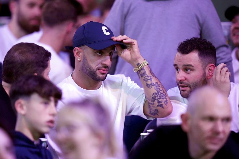 Kyle Walker del Manchester City observa la competencia durante el Campeonato Mundial de Dardos en Londres el lunes 30 de diciembre del 2024. (John Walton/PA via AP)
