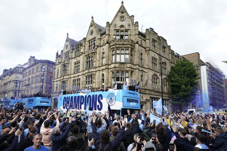Manchester City festeja su título en las calles