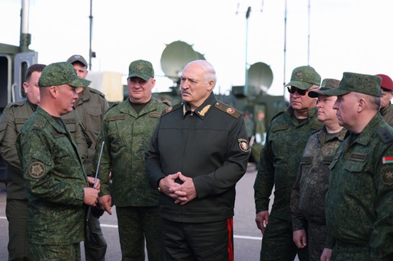 En esta imagen, distribuida por la oficina de prensa de la presidencia de Bielorrusia, el presidente de Bielorrusia, Alexander Lukashenko (centro), visita el centro de entrenamiento de Obuz-Lesnovsky, en Bielorrusia, el 11 de septiembre de 2026. (Oficina de prensa de la presidencia de Bielorrusia vía AP)