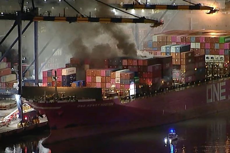 Esta imagen, tomada de un video proporcionado por ABC7, muestra el humo provocado por un incendio en un mercante atracado en el puerto de Los Ángeles, el 21 de noviembre de 2025, en Los Ángeles. (ABC7 vía AP)