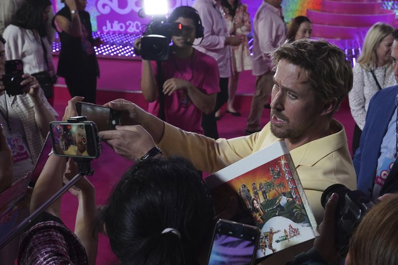 El actor Ryan Gosling saluda a fans en la alfombra rosa de la película Barbie en la Ciudad de México el jueves 6 de julio de 2023. (Foto AP/Marco Ugarte)