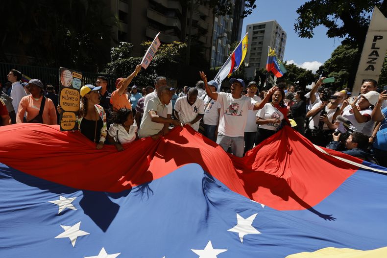 Los partidarios de la aspirante presidencial de la coalición opositora María Corina Machado asisten a un evento de campaña en Caracas, Venezuela, el martes 23 de enero de 2024. Aún no se ha fijado una fecha para las elecciones en las que Machado se postulará contra el actual presidente Nicolás Maduro. (AP Foto/Jesús Vargas)