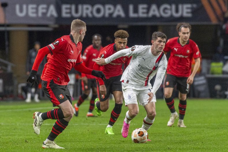Christian Pulisic del AC Milan controla el balón durante el encuentro ante el Rennes en el repechaje de la Liga Europa el jueves 22 de febrero del 2024. (AP Foto/Mathieu Pattier)