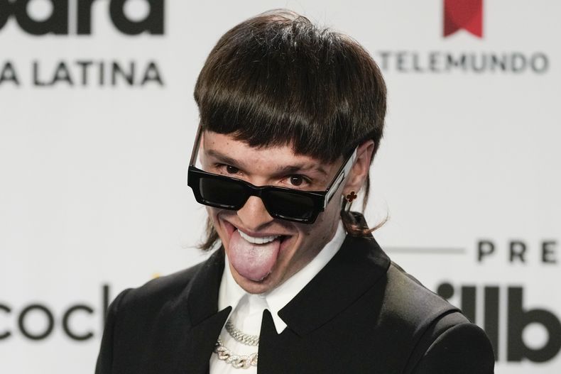 ARCHIVO - El músico mexicano Peso Pluma posa para retratos en la alfombra azul de los Premios Billboard de la Música Latina en Coral Gables, Florida, el 5 de octubre de 2023. Peso Pluma fue nominado al Grammy en la categoría de mejor álbum de música regional meixcana el 10 de noviembre de 2023. (Foto AP/Rebecca Blackwell, archivo)