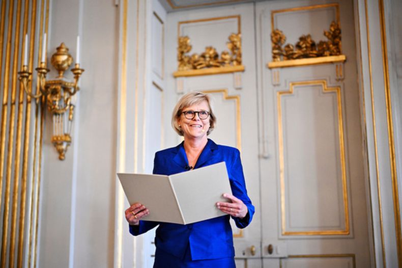 La secretaria permanente de la Academia Sueca, Ingrid Carlberg, anuncia que la escritora canadiense Anne Carson ganó el Premio Nobel de Literatura 2026, en Estocolmo, Suecia, el 8 de octubre de 2026. (Christine Olsson/TT News Agency via AP)