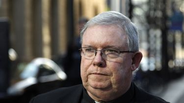 americateve | En esta fotograf&iacute;a de archivo del 27 de marzo de 2012, monse&ntilde;or William Lynn sale del Centro de Justicia Penal en Filadelfia. Lynn sali&oacute; de la c&aacute;rcel el 2 de enero de 2014 luego de ganar una apelaci&oacute;n tras haber sido dec