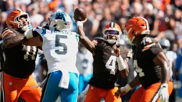 El mariscal de campo de los Cleveland Browns, Deshaun Watson (4), lanza el balón contra los Carolina Panthers durante la primera mitad de un partido de fútbol americano de la NFL en Cleveland, el jueves 27 de agosto de 2026. (Foto AP/Sue Ogrocki)