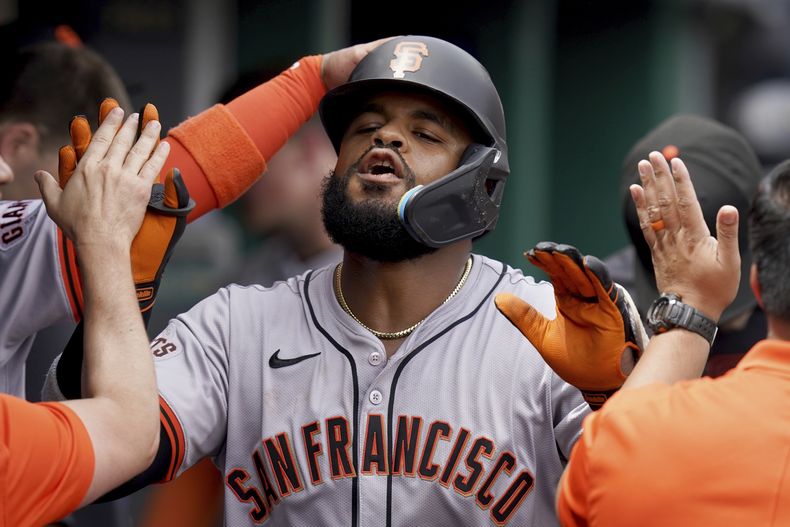 Heliot Ramos de los Piratas de Pittsburgh celebra tras conectar un jonrón ante los Piratas de Pittsburgh, el jueves 23 de mayo de 2024. (AP Foto/Matt Freed)