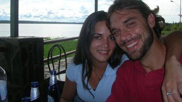 americateve | Están siendo velados los restos mortales de Mónica Spear y su esposo, Henry Thomas en el cementerio del este, en Caracas.