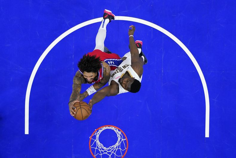 Zion Williamson, de los Pelicans de Nueva Orleáns, tapa un tiro de Kelly Oubre Jr., de los 76ers de Filadelfia, el viernes 8 de marzo de 2024 (AP Foto/Matt Slocum)