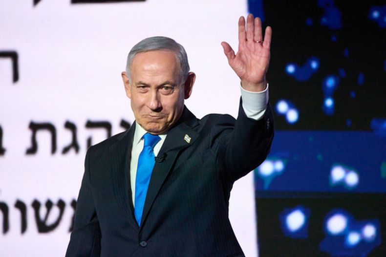 El primer ministro de Israel, Benjamin Netanyahu, saluda durante un acto de su partido, el Likud, en Tel Aviv, Israel, el 17 de septiembre de 2026. (AP Foto/Ariel Schalit)