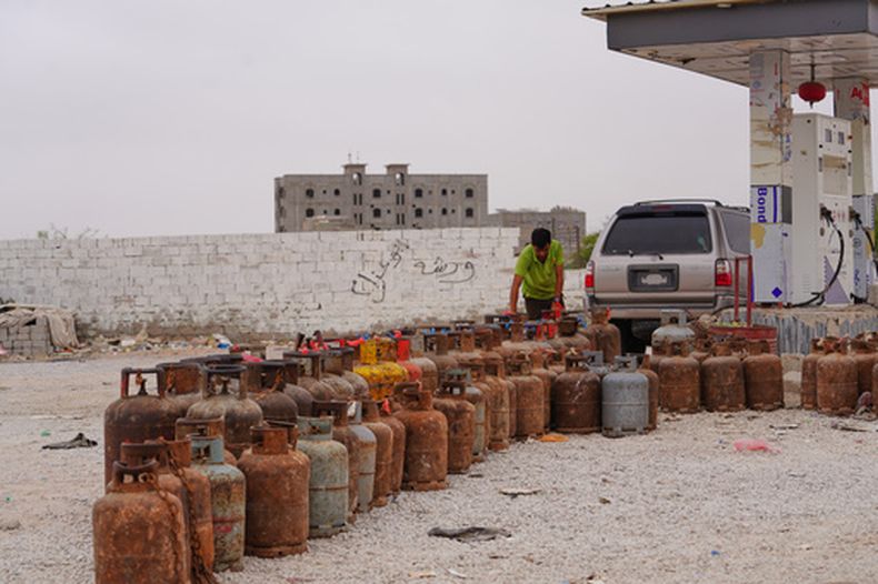 Un trabajador prepara bombonas para rellenarlas, en una estación de servicio en Mahra, Yemen, el 9 de septiembre de 2026. (AP Foto/Abdulnasser Alseddik)