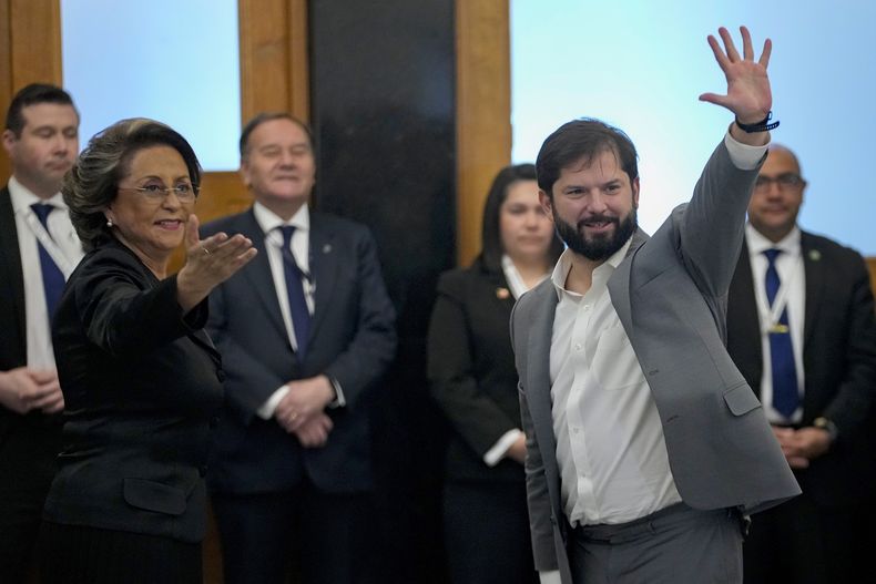 El presidente chileno, Gabriel Boric, saluda al lado de Carmen Gloria Valladares, del tribunal electoral, a su llegada a la ceremonia de proclamación de los redactores elegidos para elaborar el texto de la nueva constitución en Santiago, Chile, el lunes 5 de junio de 2023. Los consejeros constitucionales comenzarán su labor el 7 de junio y tienen cinco meses para completar la redacción del segundo proyecto. (AP Foto/Esteban Félix)