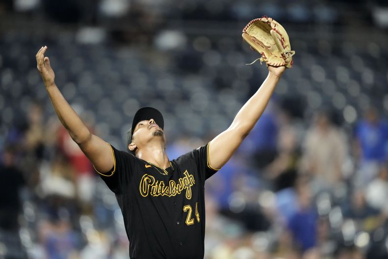 El abridor cubano de los Piratas de Pittsburgh Johan Oviedo celebra tras completar su primer juego completo ante los Reales de Kansas City el lunes 28 de agosto del 2023. (AP Foto/Charlie Riedel)