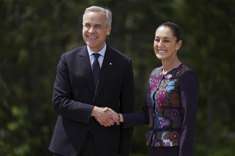 ARCHIVO - El primer ministro de Canadá, Mark Carney, recibe a la presidenta mexicana, Claudia Sheinbaum, en la Cumbre del G7 en Kananaskis, Alberta, el 17 de junio de 2025. (Darryl Dyck/The Canadian Press vía AP, Archivo)