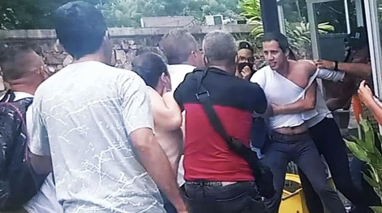 Chavistas enfurecidos agredieron salvajemente a Juan Guaidó