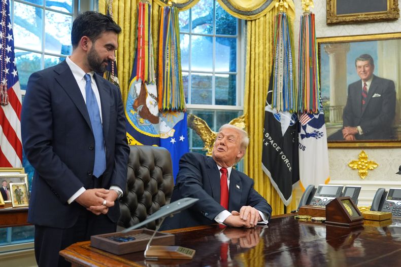 El presidente de EEUU, Donald Trump, y el alcalde electo de la Ciudad de Nueva York, Zohran Mamdani, tras su reunión en el Despacho Oval de la Casa Blanca, en Washington, el viernes 21 de noviembre de 2025. (AP Foto/Evan Vucci)