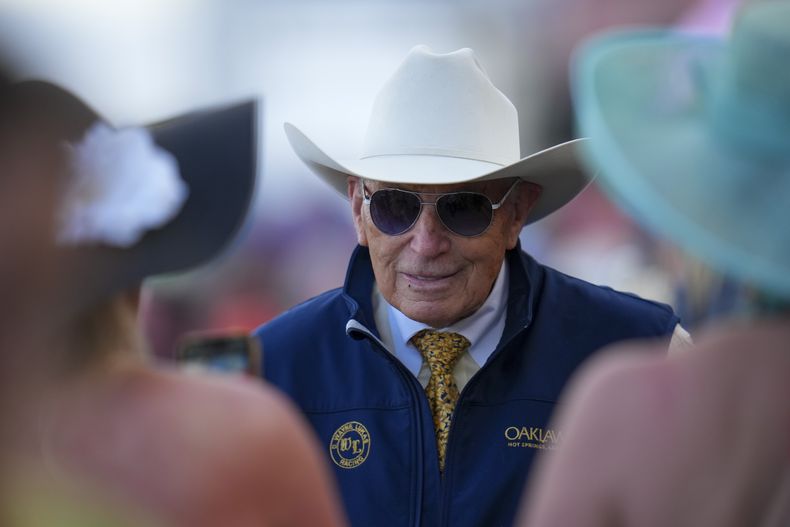 ARCHIVO - El entrenador de American Promise, D. Wayne Lukas, observa antes de la 150va edición del Preakness Stakes, el 17 de mayo de 2025, en el hipódromo de Pimlico, Baltimore. (Foto AP/Julio Cortez)