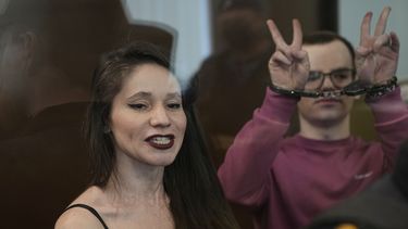 Los periodistas rusos (de izq a der) Antonina Favorskaya y Artyom Kriger en el tribunal en Moscú el 15 de abril del 2025. (AP foto)