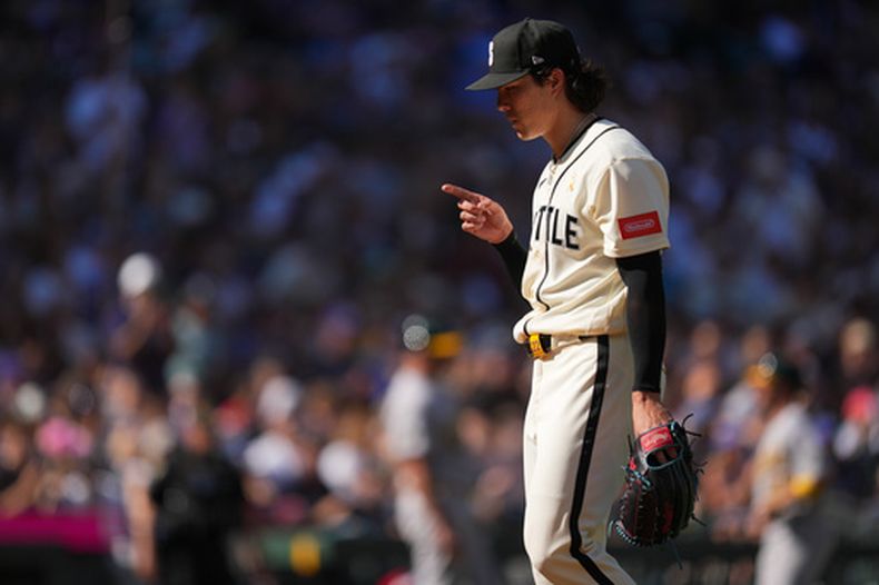 Bryan Woo, abridor de los Marineros de Seattle, reacciona durante la octava entrada del juego de béisbol de Grandes Ligas contra los Atléticos, el domingo 6 de septiembre de 2026, en Seattle. (AP Foto/Eric Hiller)
