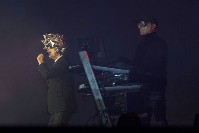 ARCHIVO - Neil Tennant, izquierda, y Chris Lowe, de Pet Shop Boys, durante su presentación en el festival Rock in Rio en Río de Janeiro, Brasil, el viernes 15 de septiembre de 2017. Cuarenta años y 50 millones de discos vendidos después Pet Shop Boys lanzará su nuevo álbum Nonetheless el viernes 26 de abril de 2024. (Foto AP/Silvia Izquierdo, archivo)