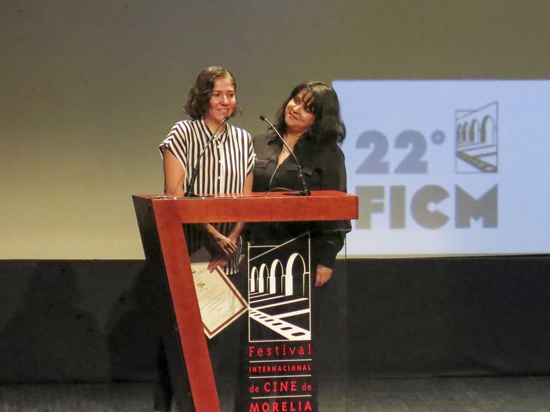 Las directoras Fernanda Valadez, izquierda, y Astrid Rondero de la película Sujo reciben el premio a mejor guion en la ceremonia de la 22ª edición del Festival Internacional de Cine de Morelia, el viernes 25 de octubre de 2024, en Morelia, México. (Foto AP /Berenice Bautista)