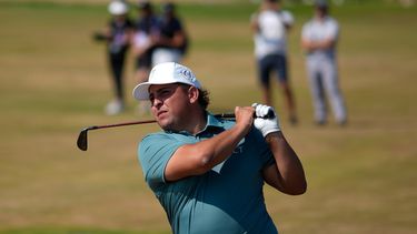 El argentino Mateo Pulcini tira en el fairway del hoyo 10 en la ronda de práctica antes del Abierto Británico en Royal Birkdale el miércoles 15 de julio del 2026. (AP Foto/David Goldman)