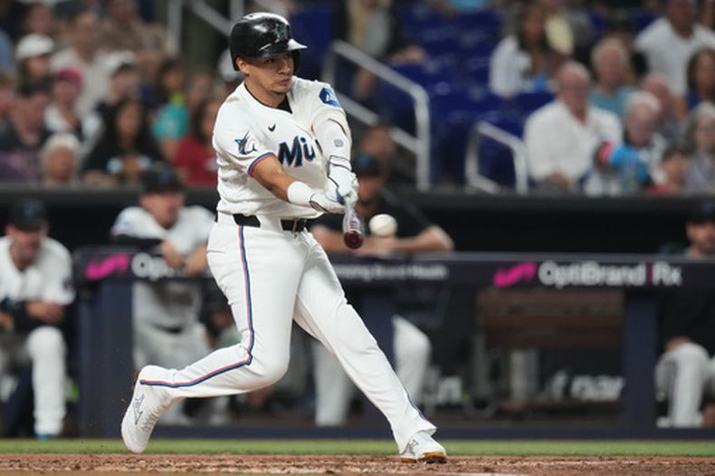 El venezolano Javier Sanoja, de los Marlins de Miami, pega un sencillo ante los Medias Rojas de Boston, en el encuentro del miércoles 26 de agosto de 2026 (AP Foto/Lynne Sladky)