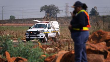 Investigadores forenses trabajan en el lugar donde se descubrió el cuerpo de una mujer, en las afueras de Johannesburgo, Sudáfrica, el jueves 17 de septiembre de 2026. (Foto AP/Themba Hadebe)