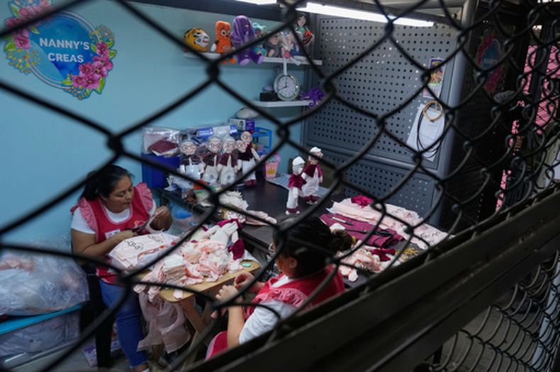 Reclusas trabajan en la elaboración de muñecos del papa León XIV en preparación para su visita a Perú, en una prisión de mujeres de Lima, el viernes 2 de octubre de 2026. (AP Foto/Martín Mejía)