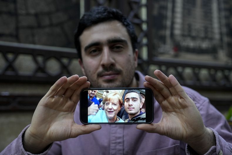 Anas Modamani, un refugiado sirio de 27 años en Alemania, muestra su famoso selfie con la canciller alemana Angela Merkel que se tomó tras su llegada al país, en un restaurante sirio en Berlín, el martes 10 de diciembre de 2024. (AP foto/Ebrahim Noroozi)