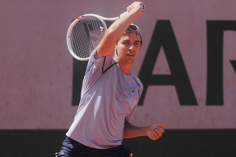 ARCHIVO - Zachary Svajda durante un partido de primera ronda de Roland Garros, el 26 de mayo de 2026, en París. (AP Foto/Dave Shopland)