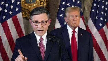 El presidente de la Cámara de Representantes, el republicano Mike Johnson, al frente, y el expresidente Donald Trump, al fondo, durante una conferencia de prensa, el 12 de abril de 2024, en Mar-a-Lago, en Palm Beach, Florida. (AP Foto/Wilfredo Lee)