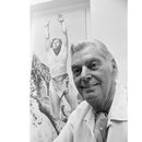 ARCHIVO - El héroe olímpico y actor de cine Johnny Weissmuller aparece frente a una fotografía de sí mismo como Tarzán, el 29 de junio de 1971. Weissmuller, quien interpretó a Tarzán en cine, fue una superestrella de la natación en Francia hace 100 años. (Foto AP, archivo)