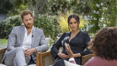 meghan markle revela que tenia pensamientos suicidas y en la familia real se preocupaban por cuan oscura seria la piel de su hijo