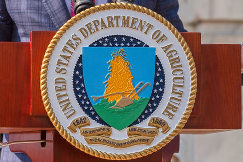 El sello del Departamento de Agricultura de Estados Unidos en un podio en Washington, el 8 de julio del 2025. (AP foto/Manuel Balce Ceneta)
