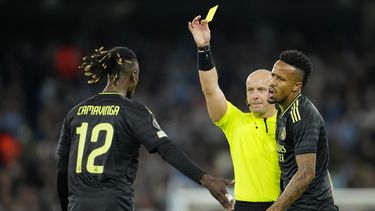 ARCHIVO - El árbitro polaco Szymon Marciniak muestra la tarjeta amarilla a Eduardo Camavinga del Real Madrid, durante el partido de vuelta de la semifinal de la Liga de Capeones ante el Manchester City, el miércoles 17 de mayo de 2023 (AP Foto/Jon Super)