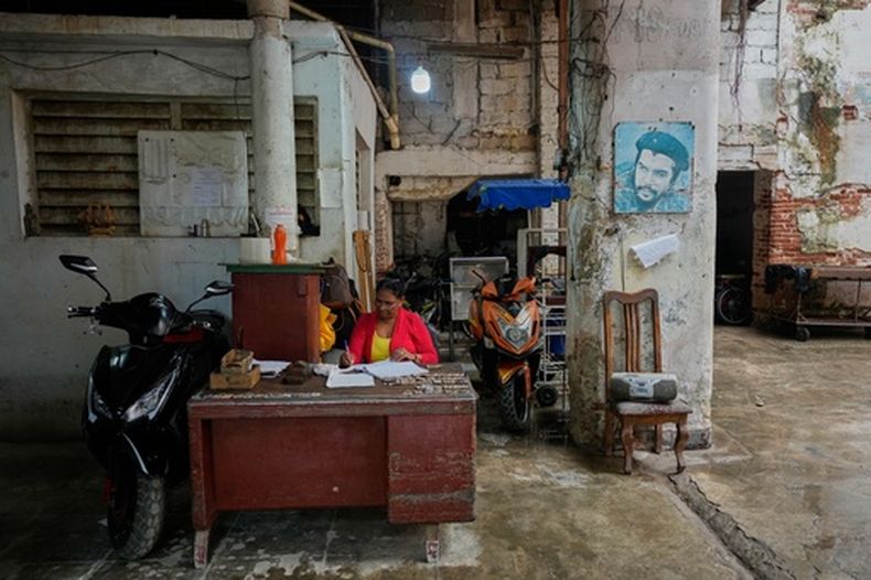Una fotografía de Ernest Che Guevara cuelga de una columna en un estacionamiento privado en La Habana, Cuba, el lunes 12 de enero de 2026. (Foto AP/Ramon Espinosa)