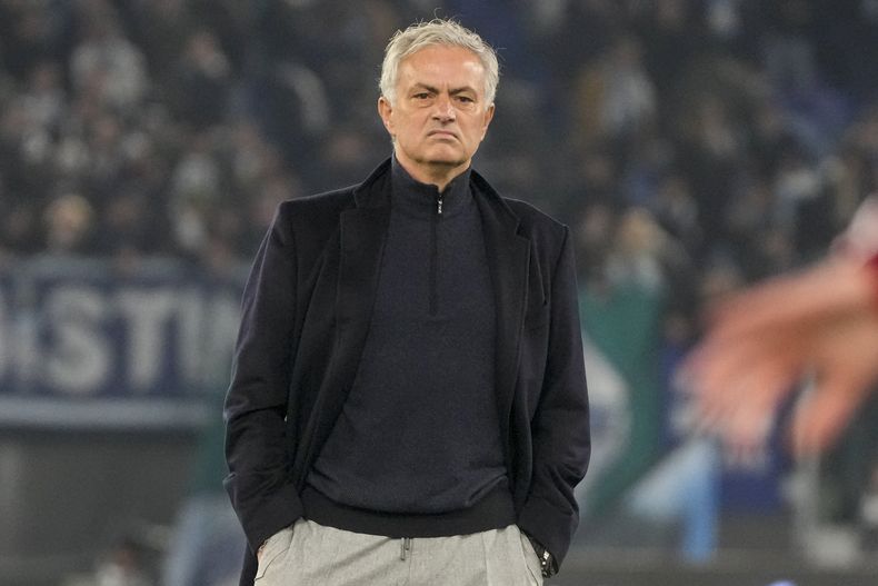 El entrenador de la Roma, José Mourinho, en el césped durante el calentamiento previo al partido de cuartos de final de la Copa de Italia frente a Lazio, en el Estadio Olímpico de Roma, el 10 de enero de 2024. (AP Foto/Gregorio Borgia)