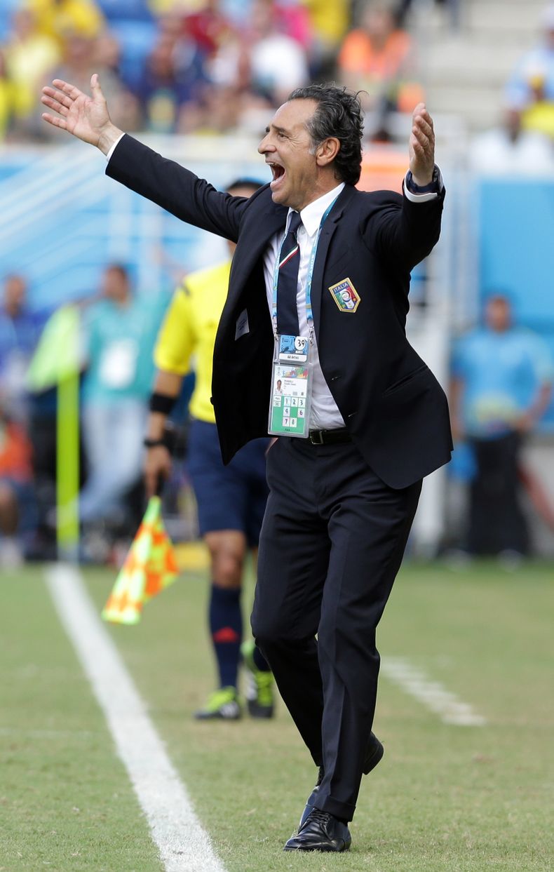 El t&eacute;cnico de Italia, Cesare Prandelli, gesticula en un partido contra Uruguay en el Mundial el martes, 24 de junio de 2014, en Natal, Brasil. (AP Photo/Antonio Calanni)