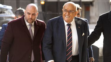 El exalcalde neoyorquino Rudy Giuliani, derecha, llega a un tribunal federal el viernes 10 de enero de 2025, en Washington. (AP Foto/Mark Schiefelbein)