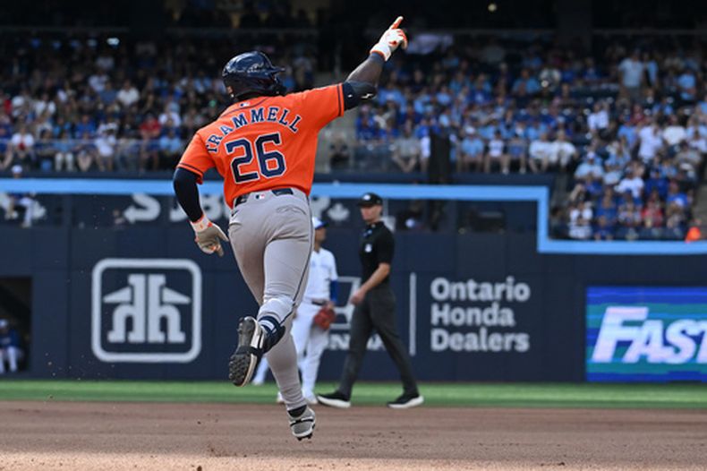 Taylor Trammell (26), de los Astros de Houston, celebra mientras recorre las bases tras conectar un jonrón solitario contra los Azulejos de Toronto durante la cuarta entrada de un partido de béisbol en Toronto, el martes 23 de junio de 2026. (Jon Blacker/The Canadian Press vía AP)