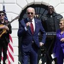 La primera dama Jill Biden y el presidente Joe Biden durante un evento en el jardín sur de la Casa Blanca, en Washington, el miércoles 24 de abril de 2024. (AP Foto/Susan Walsh)