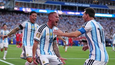 Alexis Mac Allister (centro) festeja con Lionel Messi tras marcar el primer gol de Argentina en la victoria 3-1 ante Suiza en los cuartos de final de la Copa del Mundo, el sábado 11 de julio de 2026 en Kansas City, Missouri (AP Foto/Abbie Parr)