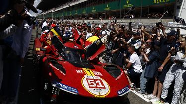 Los pilotos del Ferrari AF Corse, Antonio Giovinazzi, Alessandro Pier Guidi y James Calado, celebran su victoria en las 24 Horas de Le Mans, el domingo 11 de junio de 2023. (AP Foto/Jeremias Gonzales)