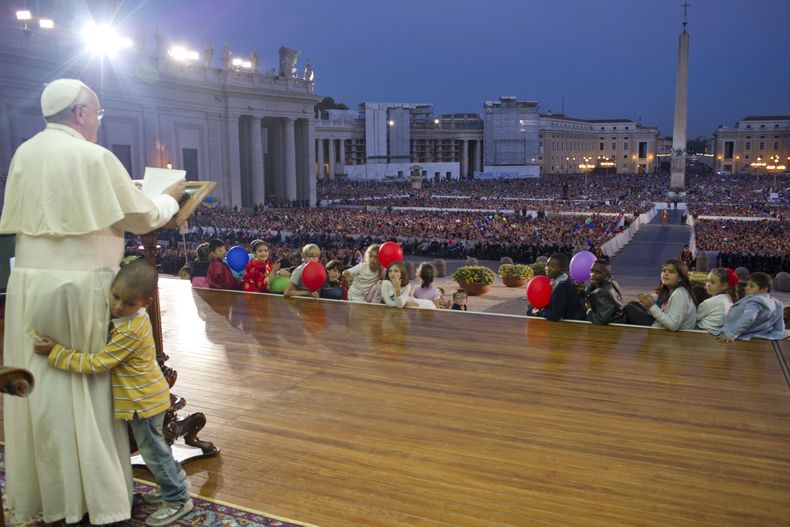 En esta fotograf&iacute;a del s&aacute;bado 26 de octubre de 2013 suministrada por el peri&oacute;dico vaticano LOsservatore Romano, un ni&ntilde;o no identificado abraza al papa Francisco mientras pronuncia una homil&iacute;a durante una audiencia con f
