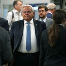 ARCHIVO - El senador demócrata Bob Menéndez, de Nueva Jersey, llega al Capitolio en Washington, 6 de setiembre de 2023. Menéndez y su esposa han sido acusados de aceptar sobornos, anunciaron fiscales federales el viernes 22 de setiembre de 2023. (AP Foto/Mark Schiefelbein, File)