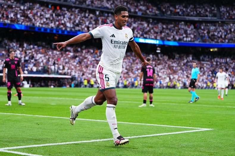 Jude Bellingham del Real Madrid celebra un autogol del Málaga en la victoria 4-0 en la Liga de España, el domingo 30 de agosto de 2026, en Madrid. (AP Foto/Manu Fernández)